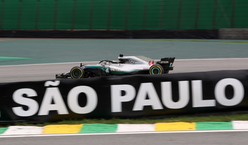 Lewis Hamilton ovládl kvalifikaci na VC Brazílie a vybojoval tak svou jubilejní 100. pole position