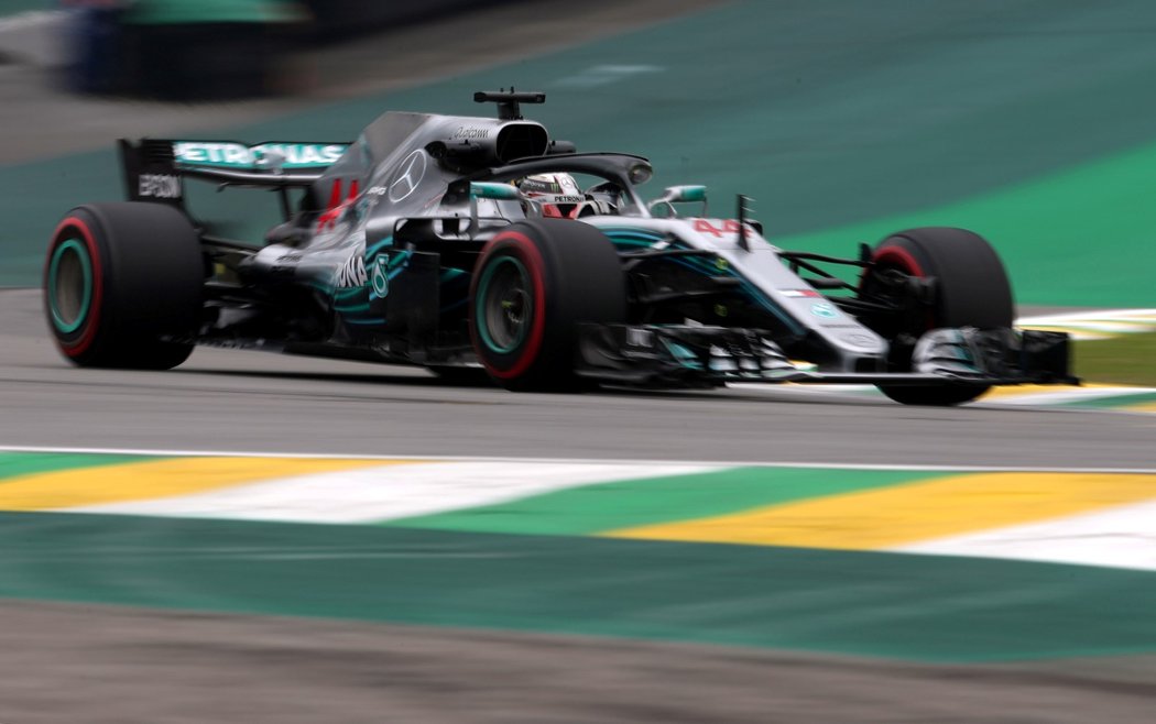 Lewis Hamilton ovládl kvalifikaci na VC Brazílie a vybojoval tak svou jubilejní 100. pole position