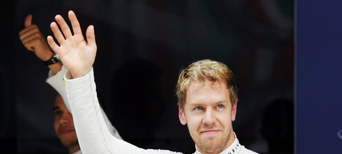 Sebastian Vettel se raduje z vítězství v kvalifikaci na Velkou cenu Indie formule 1