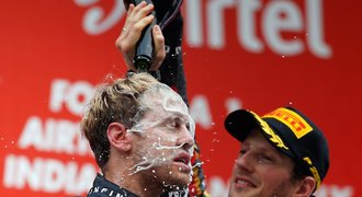 FOTO: Sprcha šampaňským a pískající gumy. Jak slavil šampion Vettel