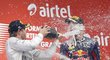 Vettela sprchuje šampaňským Nico Rosberg, druhý muž závodu F1 v Indii
