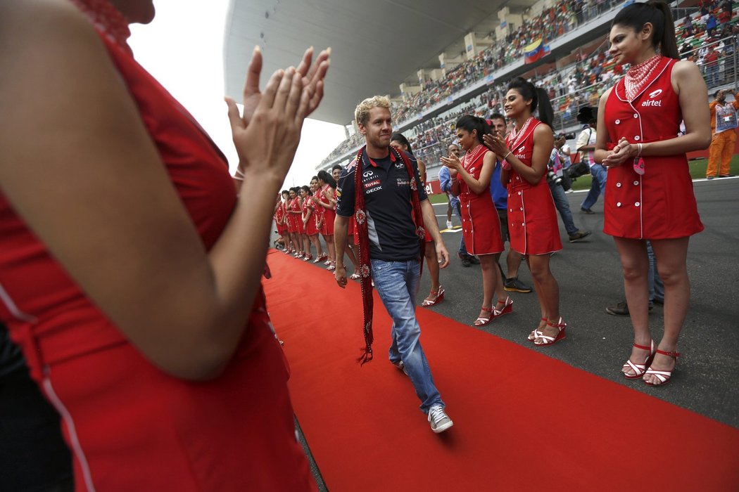 Sebastian Vettel přichází na start Velké ceny Indie