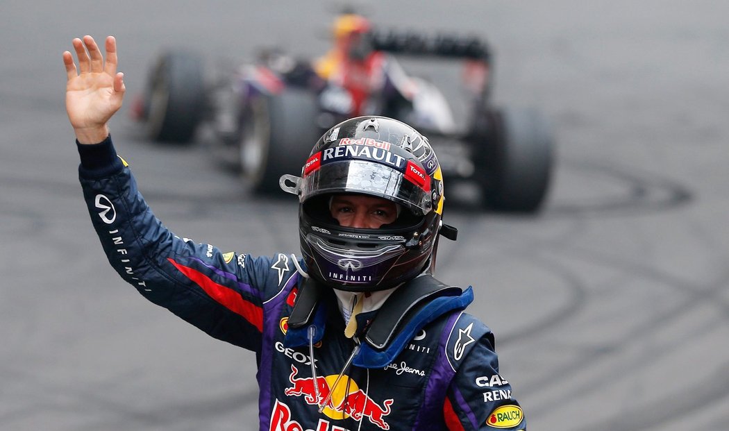 Sebastian Vettel mává fanouškům poté, co se v Indii stal počtvrté mistrem světa