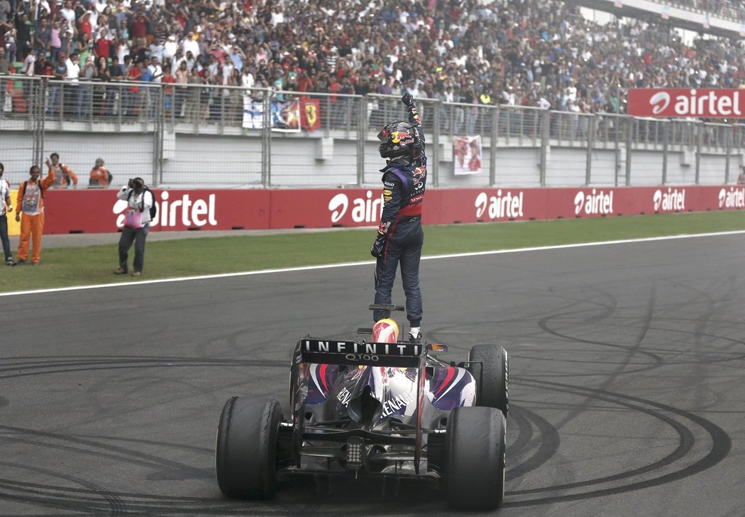 Sebastian Vettel se v Indii raduje ze čtvrtého titulu mistra světa v F1