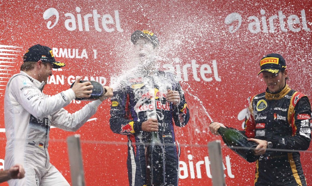 Vettel si na stupních vítězů vychutnává výhru ve Velké ceně Indie, která pro něj znamenala jistotu čtvrtého titulu mistra světa