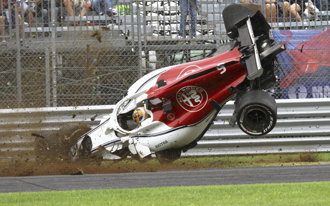 Marcus Ericsson v tréninku na italskou Grand Prix ošklivě havaroval