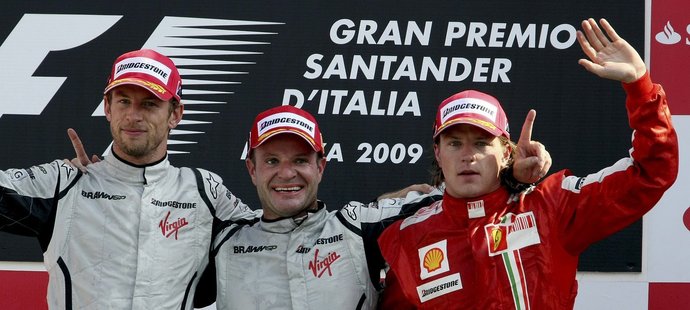 Stupně vítězů v Monze: vítězný Rubens Barrichello (uprostřed), vlevo Jenson Button a Kimi Räikkönen