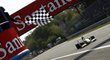 Rubens Barrichello s vozem Brawn protíná cílovou pásku GP Itálie v Monze