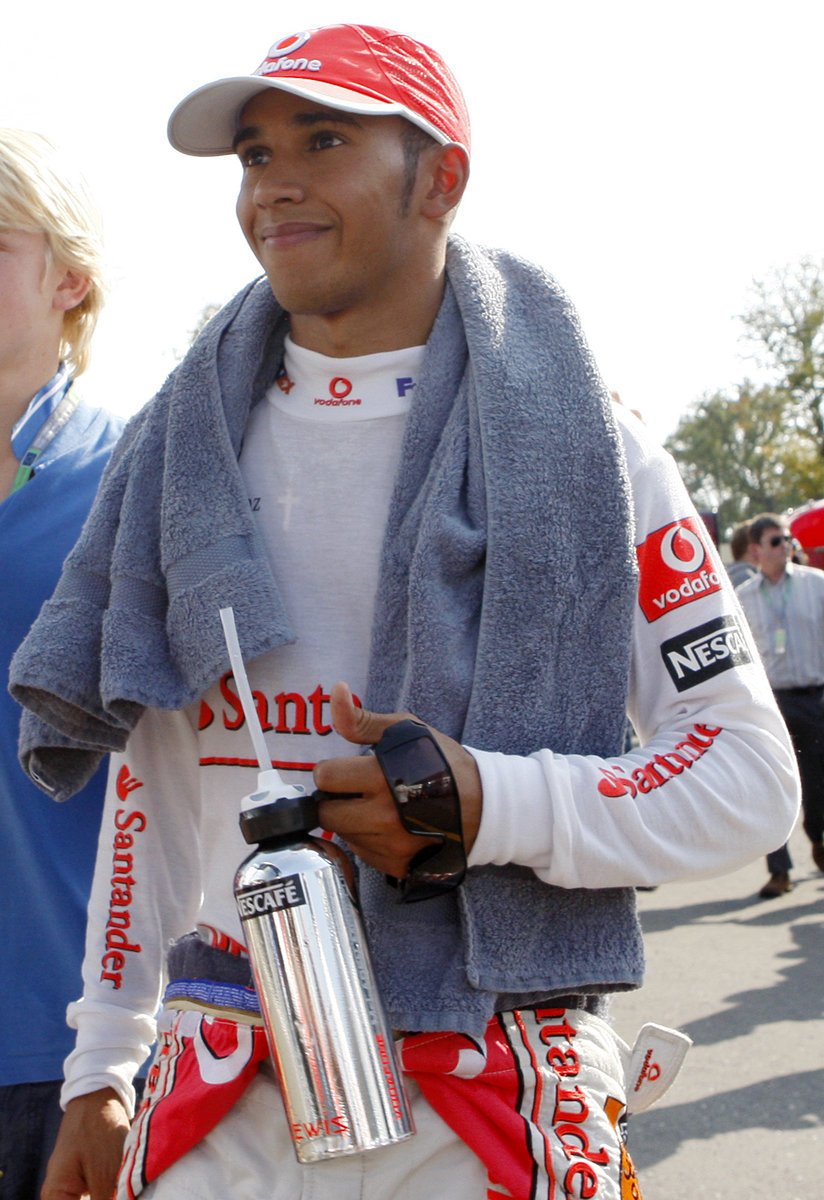 Lewis Hamilton se při návratu do paddocku po havárii v posledním kole usmíval...