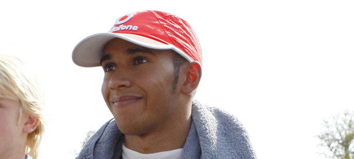 Lewis Hamilton se při návratu do paddocku po havárii v posledním kole usmíval...