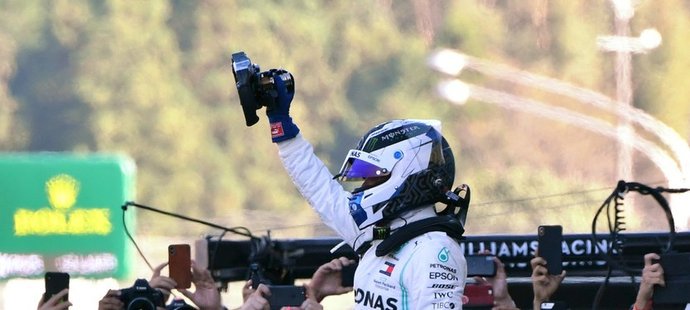 Velkou cenu Japonska formule 1 vyhrál Valtteri Bottas z Mercedesu před Sebastianem Vettelem z Ferrari.