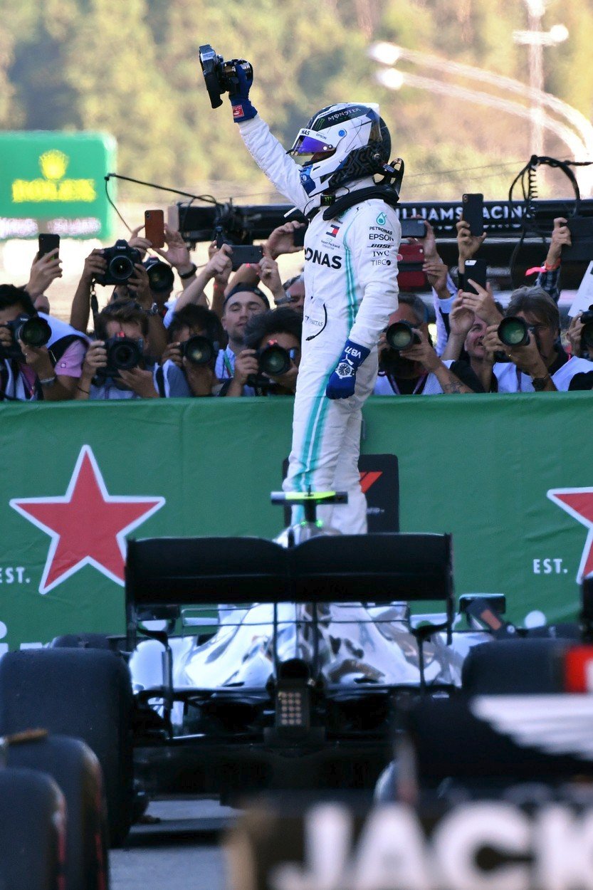 Velkou cenu Japonska formule 1 vyhrál Valtteri Bottas z Mercedesu před Sebastianem Vettelem z Ferrari. 