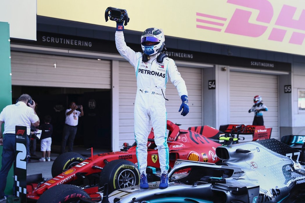 Bottas využil špatného startu obou jezdců Ferrari, kteří ovládli kvalifikaci přeloženou ze soboty na dnešek kvůli tajfunu. Okamžitě se ze třetího místa dostal před Vettela i Charlese Leclerca, vedení bez problémů udržel až do konce a připsal si třetí vítězství v sezoně.