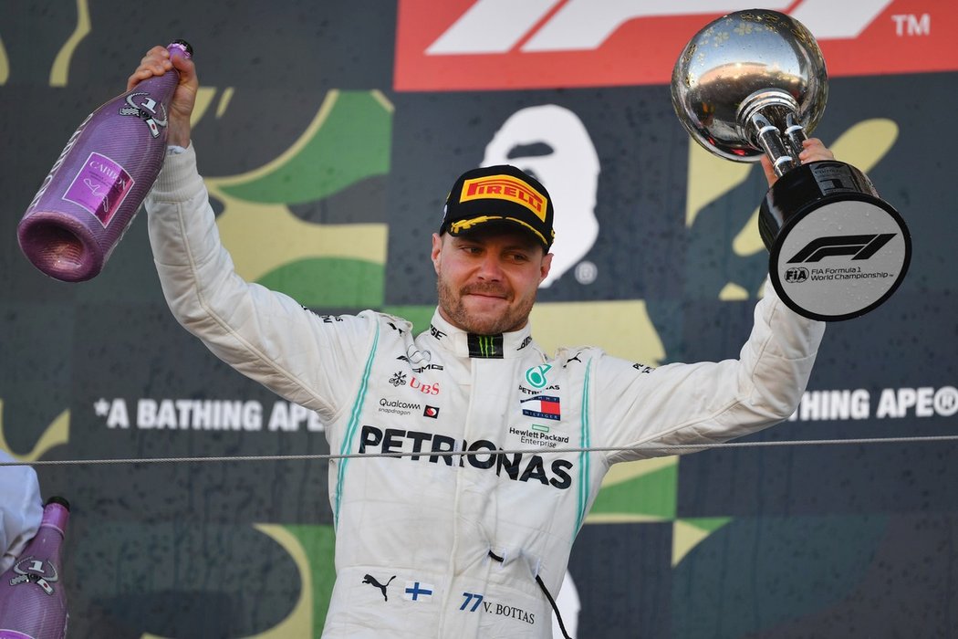 Finský pilot nakonec vyhrál s náskokem jedenácti sekund před Vettelem, který unikl trestu za ulitý start z pole position a udržel druhé místo před Hamiltonem.