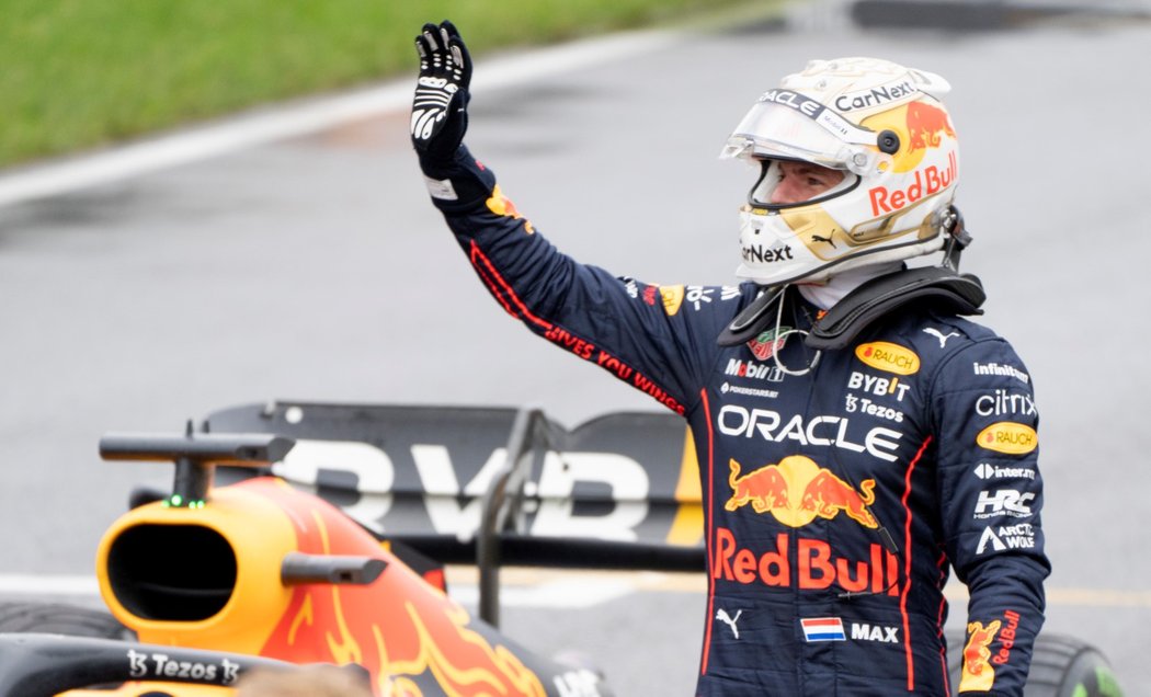 Max Verstappen zdraví fanoušky na tribunách