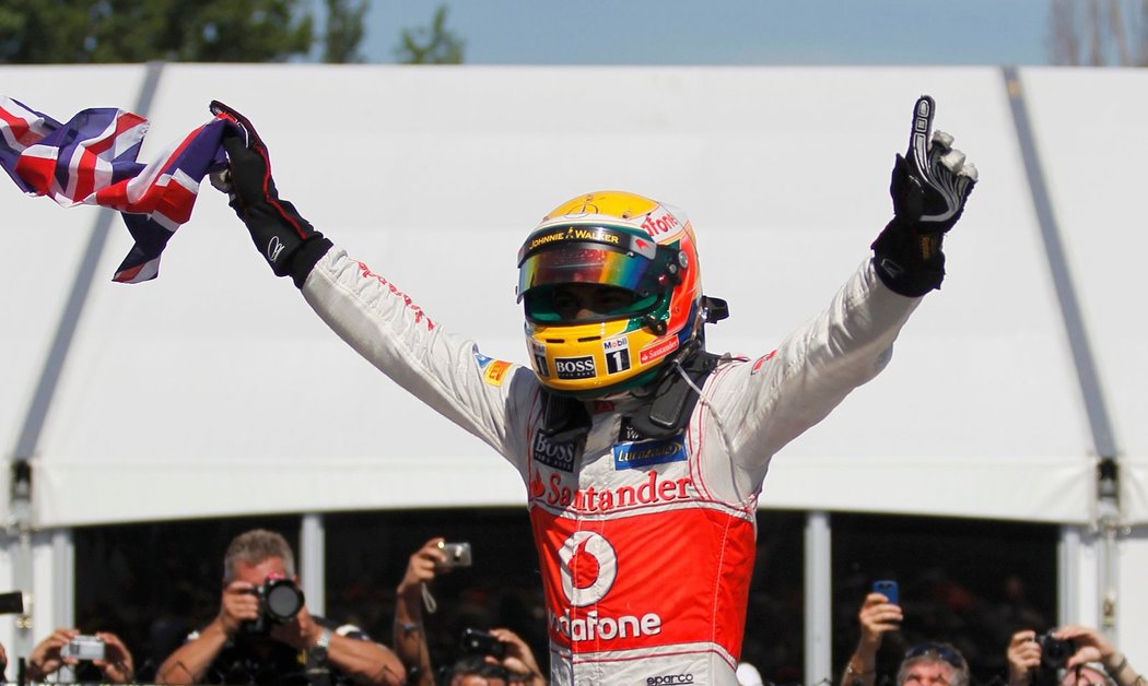 Lewis Hamilton se raduje z vítězství ve Velké ceně Kanady