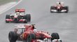 Fernando Alonso s Ferrari vede korejskou Velkou cenu formule 1 před Lewisem Hamiltonem a Felipem Massou
