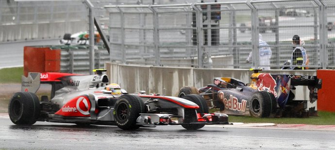 Lewis Hamilton míjí nepojízdný Red Bull smolaře Marka Webbera
