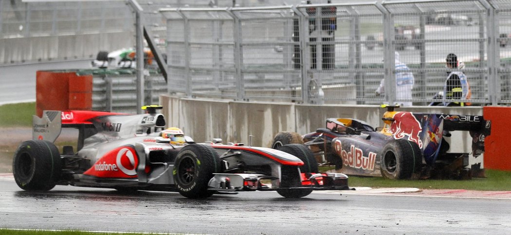 Lewis Hamilton míjí nepojízdný Red Bull smolaře Marka Webbera