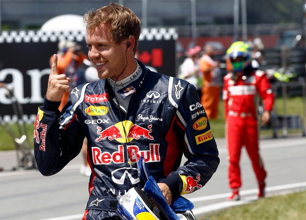 Sebastian Vettel se raduje po vítězství v kvalifikaci