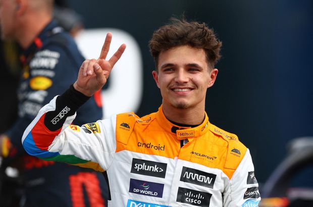 Lando Norris pózuje fotografům Lando Norris pózuje fotografům