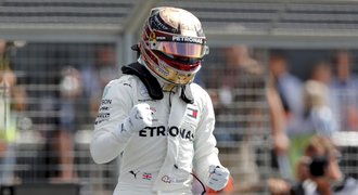 Hamilton v posledním kole zbořil svůj rekord a odstartuje první
