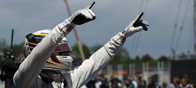 Lewis Hamilton se raduje z triumfu v kvalifikaci na GP Španělska