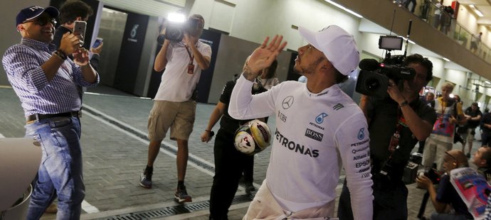 Lewis Hamilton pózuje fanouškům po tréninku v Abú Zábí