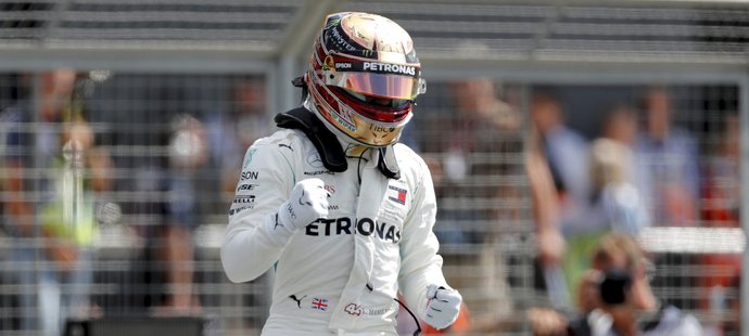 Lewis Hamilton se raduje ze svého kvalifikačního vítězství na domácí Velké ceně