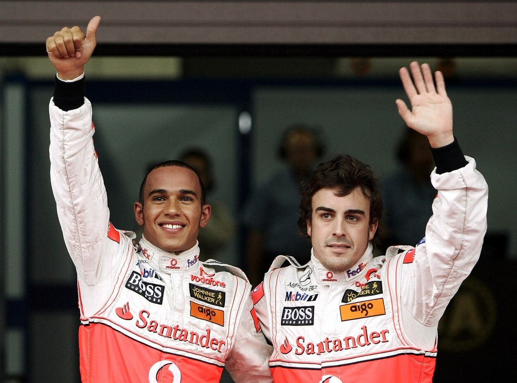 Jezdci Lewis Hamilton a Fernando Alonso ve stáji McLaren