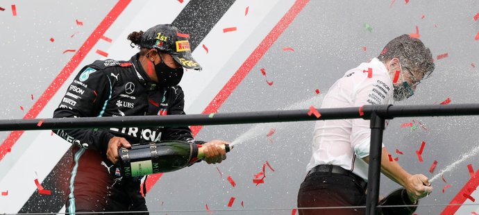 Lewis Hamilton oslavuje triumf ve GP Turecka a zároveň sedmý titul mistra světa se závodním inženýrem Peterem Bonningtonem