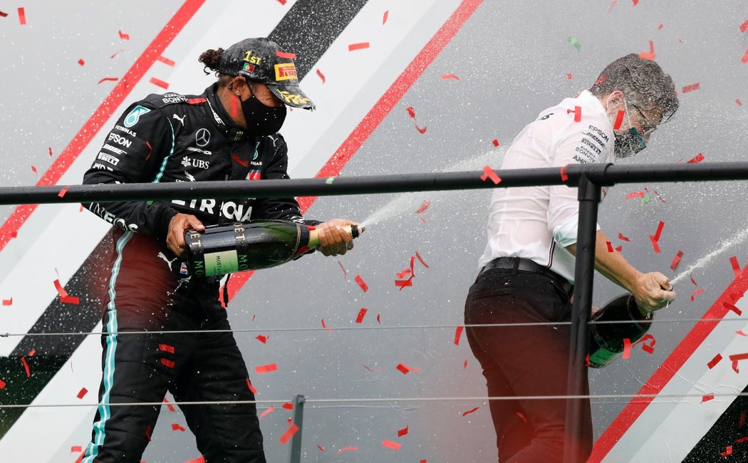 Lewis Hamilton oslavuje triumf ve GP Turecka a zároveň sedmý titul mistra světa se závodním inženýrem Peterem Bonningtonem