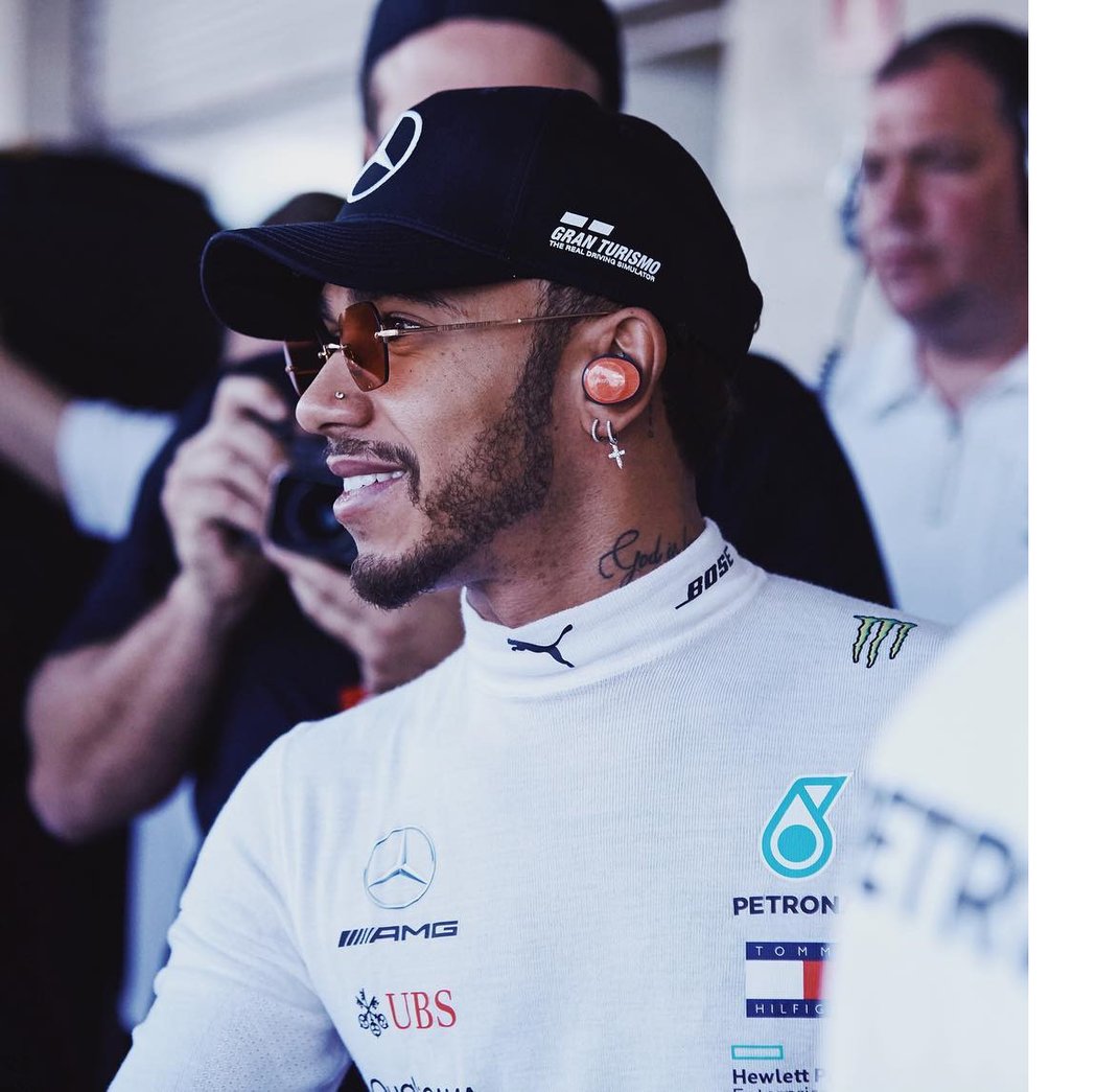 Lewis Hamilton je známý svou zálibou ve špercích a extravaganci
