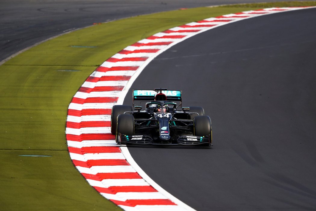 Lewis Hamilton vyhrál Velkou cenu Eifelu a 91. vítězstvím ve formuli 1 vyrovnal rekord slavného Michaela Schumachera.