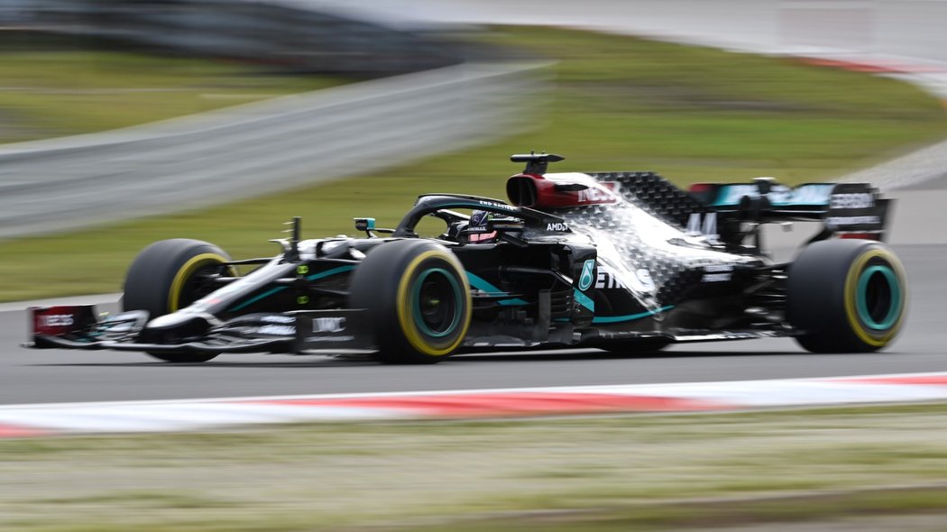 Lewis Hamilton vyhrál Velkou cenu Eifelu a 91. vítězstvím ve formuli 1 vyrovnal rekord slavného Michaela Schumachera.