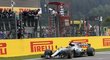 Lewis Hamilton projíždí cílem Velké ceny Velké Británie jako vítěz