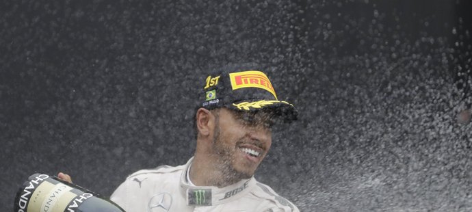 Lewis Hamilton oslavuje výhru