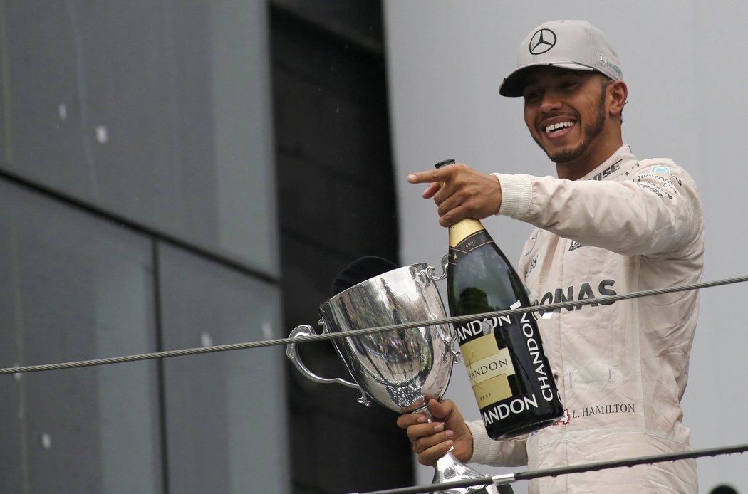 Lewis Hamilton oslavuje další triumf