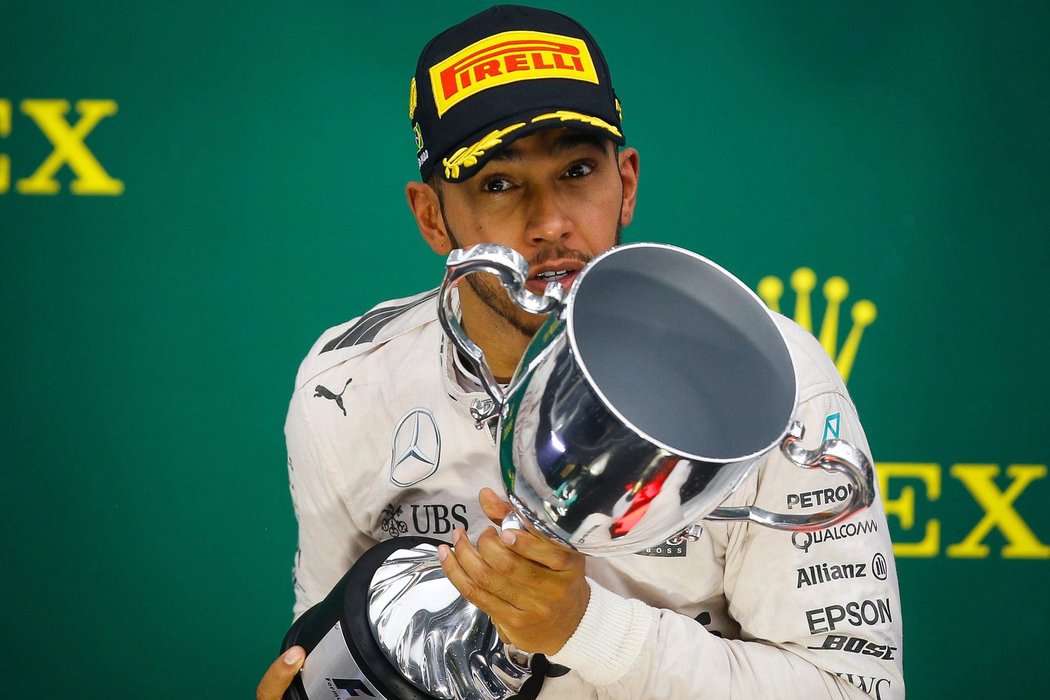 Lewis Hamilton s pohárem