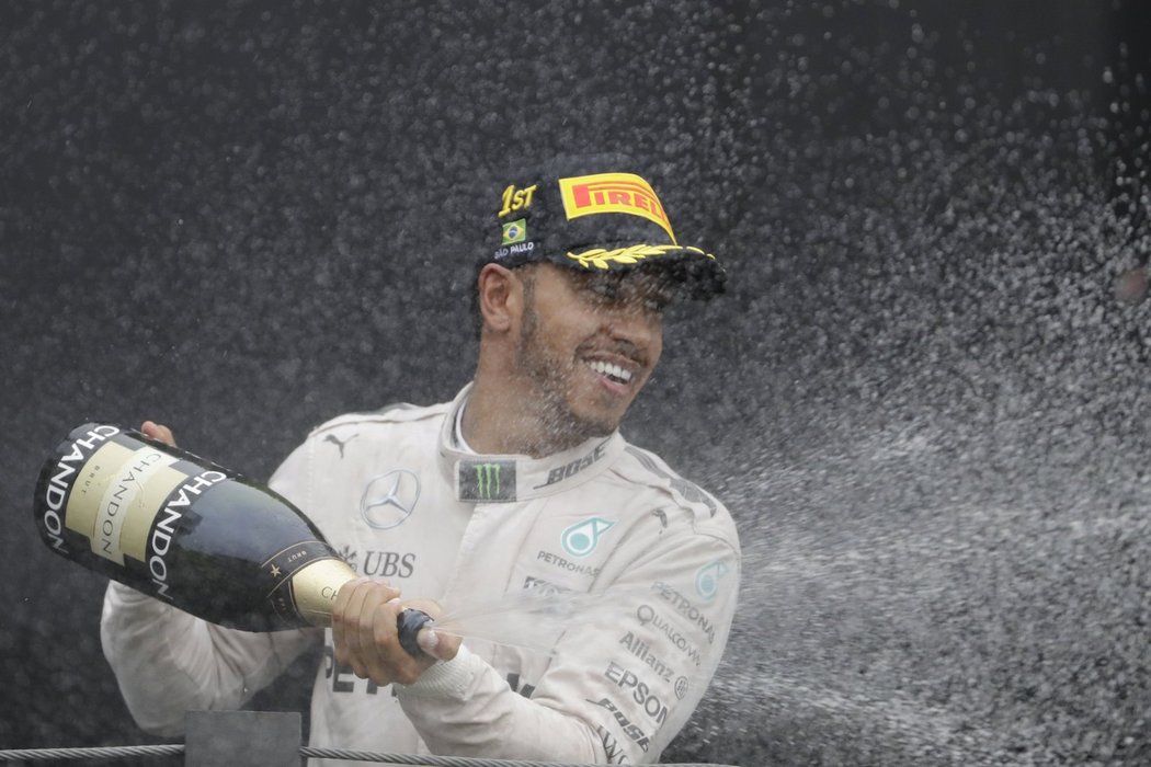 Lewis Hamilton oslavuje výhru