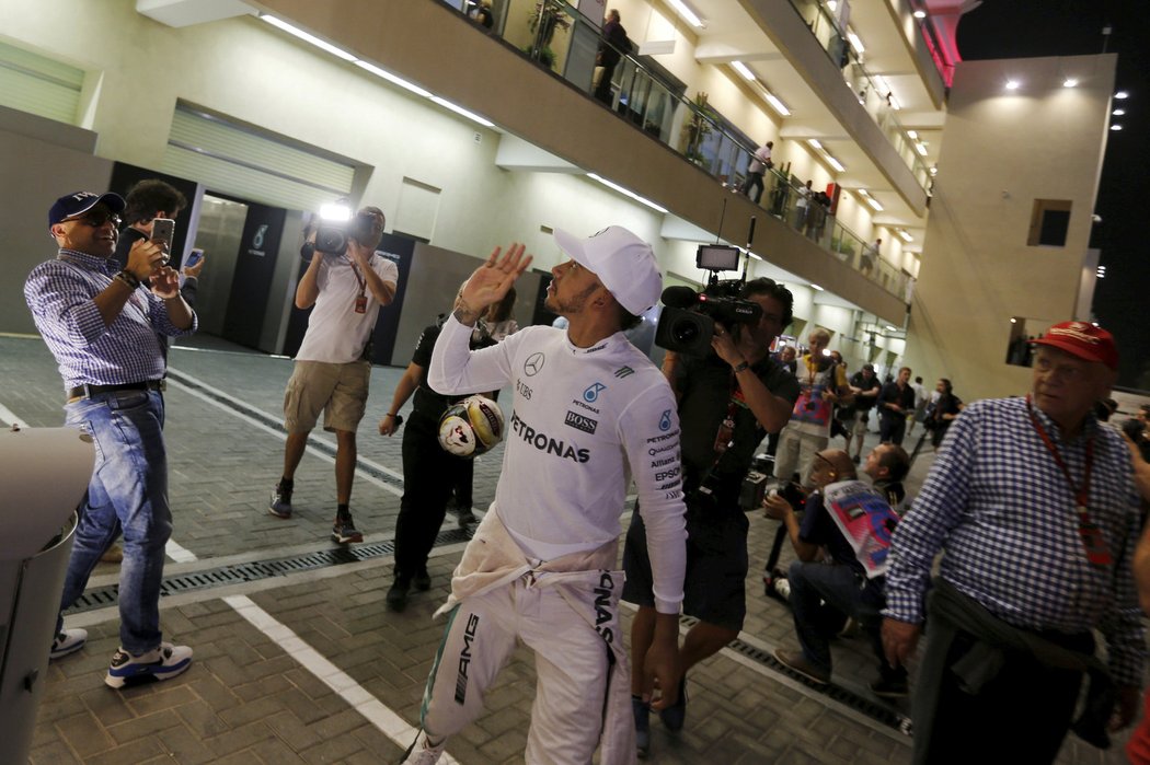 Lewis Hamilton pózuje fanouškům po tréninku v Abú Zábí