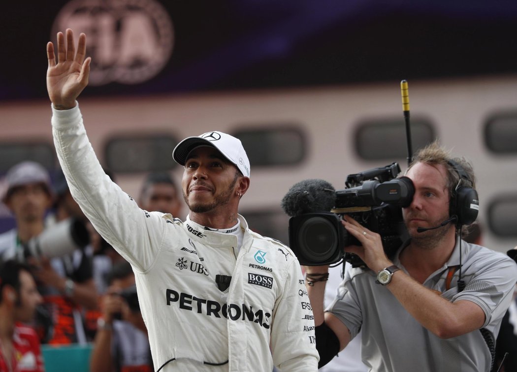 Lewis Hamilton zdraví po vítězné kvalifikaci diváky