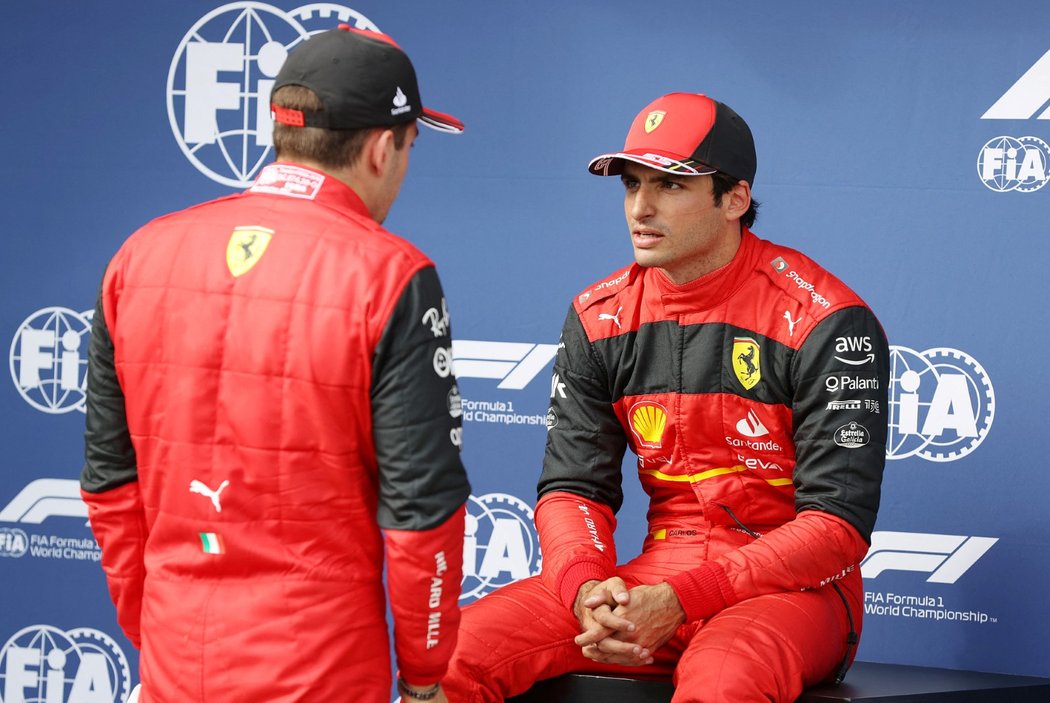 Carlos Sainz Jr. (vpravo) v debatě s týmovým kolegou z Ferrari Charles Leclerkem