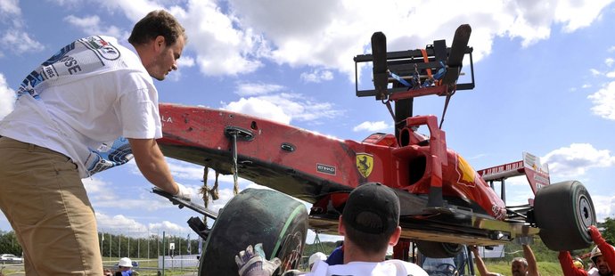 Massovo Ferrari bylo po nárazu do bariér zdemolované