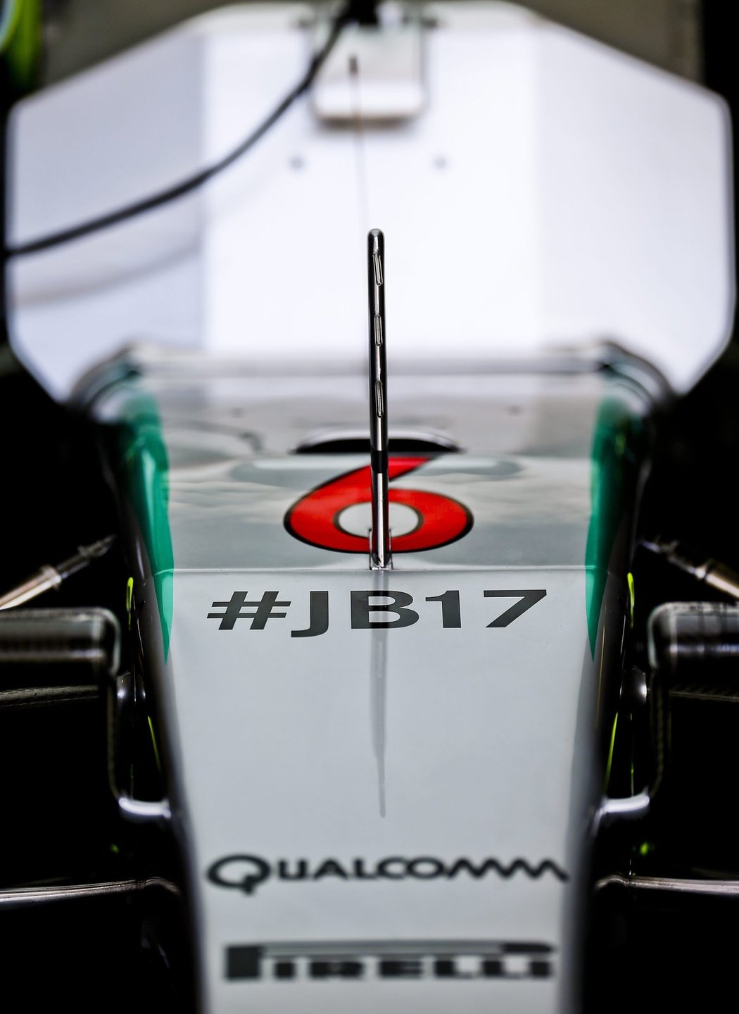 Nápis JB17, tedy iniciály Julese Bianchiho a jeho sedmnáctka zdobí i monopost Nico Rosberga