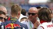 Otec tragicky zesnulého Julese Bianchiho Philippe se před startem Velké ceny Maďarska objímá s piloty F1