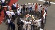 Piloti F1 se před startem maďarské Grand Prix chytili za ramena, aby uctili památku Julese Bianchiho. Vzali mezi sebe i jeho rodiče a blízké