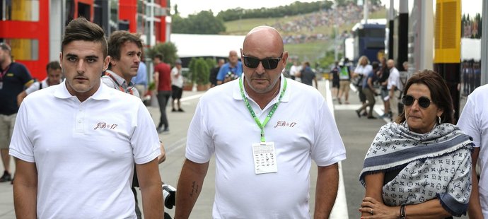 Rodiče a bratr tragicky zesnulého Julese Bianchiho v paddocku GP Maďarska