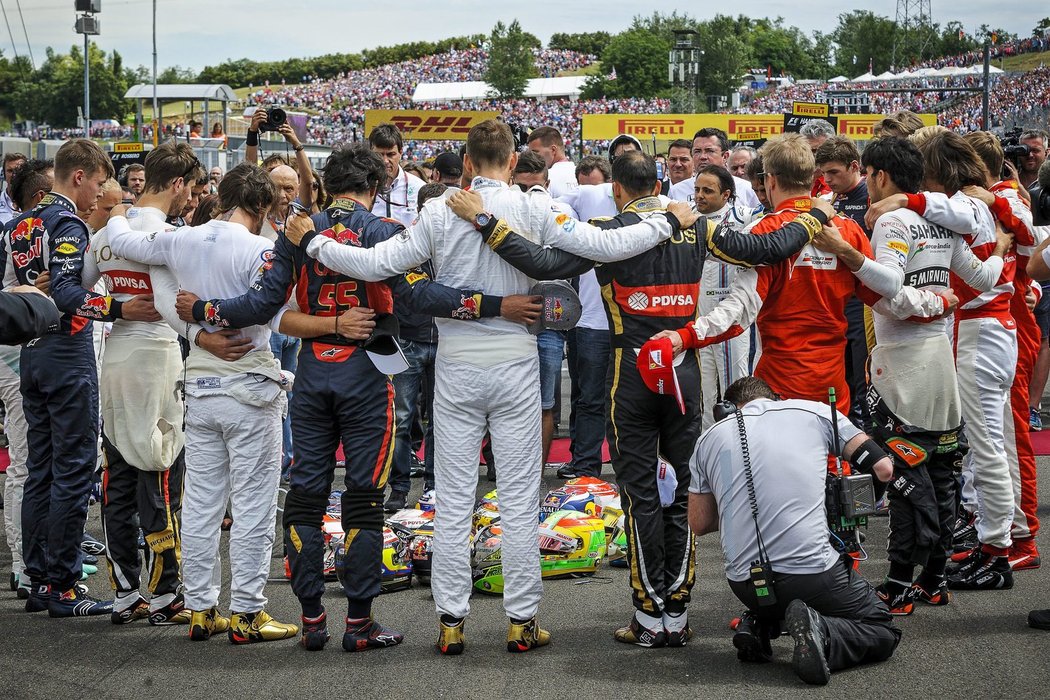 Poslední pocta Julesi Bianchimu - minuta ticha v podání pilotů F1 před startem GP Maďarska