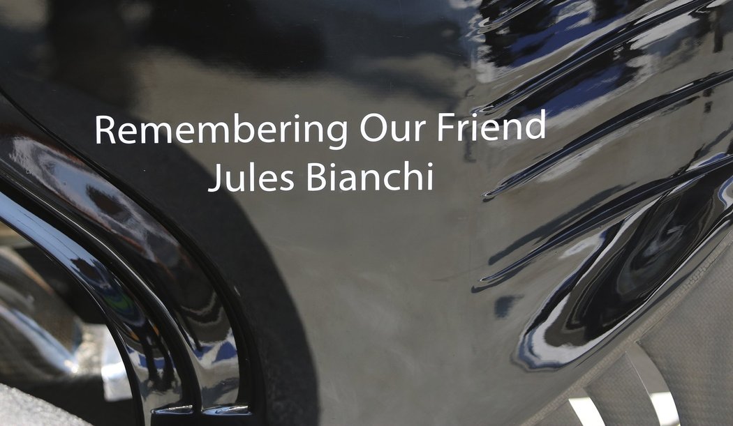 Vzpomínáme na svého přítele Julese Bianchiho. Nápis zdobí monopost Force India